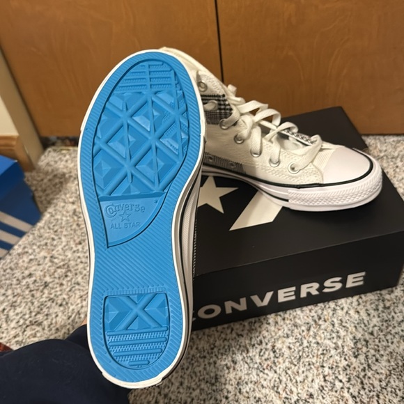 Converse - Picture 3 of 4